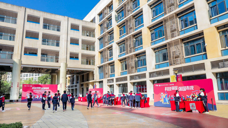 科技零距離，服務(wù)進(jìn)山城——科技大篷車(chē)全國(guó)巡展重慶站紀(jì)實(shí)